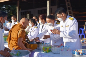 พิธีทำบุญตักบาตรพระสงฆ์และสามเณร